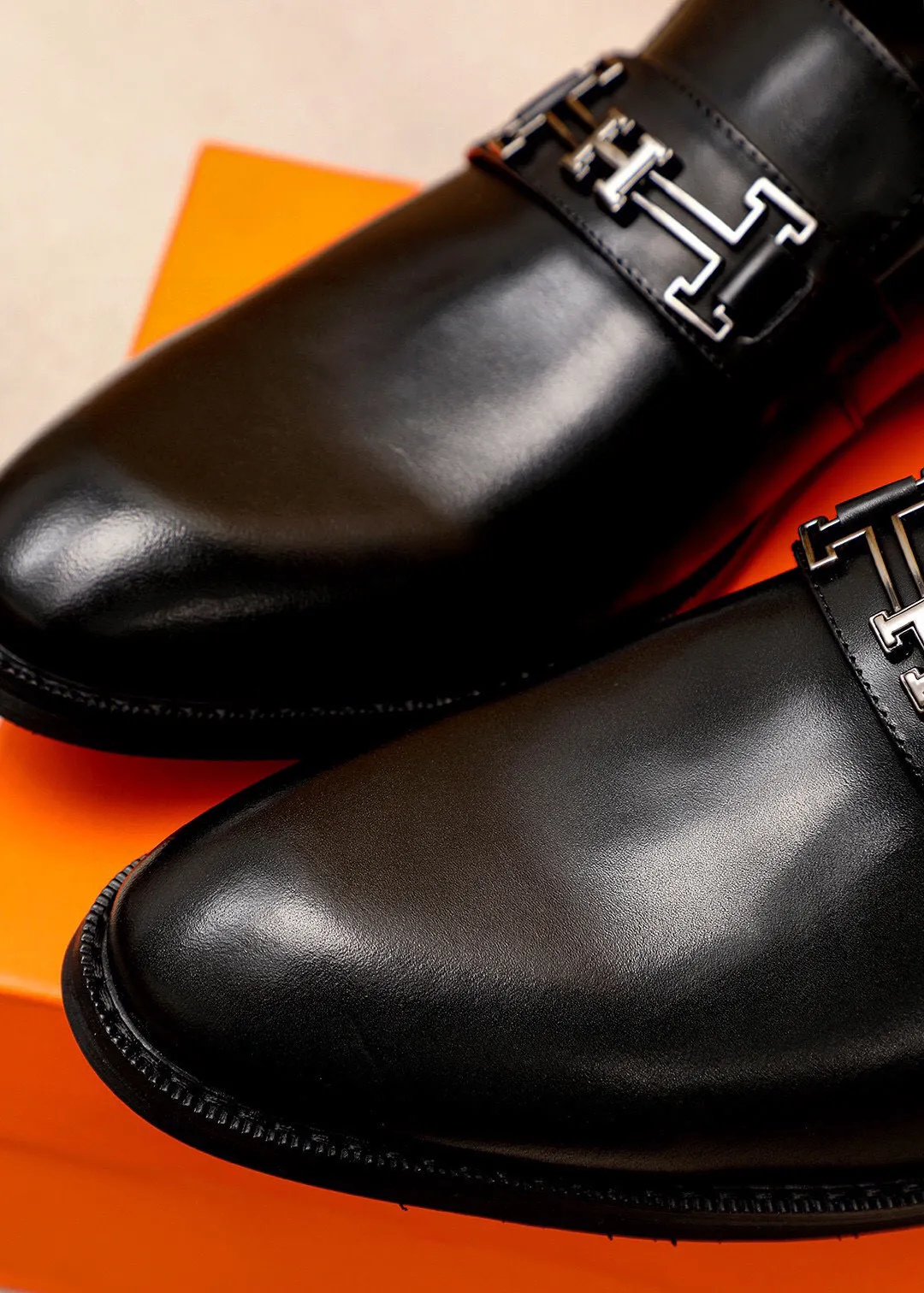 Men's shoes 💰460 💐 Product trademark: HERMES "Hermès" casual leather shoes Regular size: 38-44 (45🉑️customized) Product materials: Selected imported first-layer open-edge beaded cowhide upper, imported water-dyed 🐂 cowhide lining. Strong three-dimensional visual effect, combined outsole Color: 2⃣️colors available